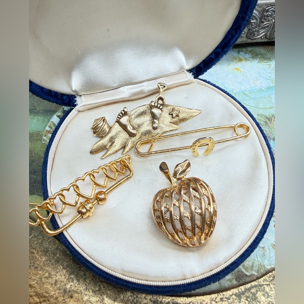 Vintage gold tone brooch lot